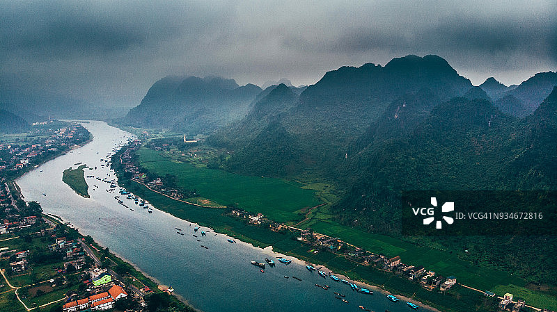 越南山区河流鸟瞰图图片素材