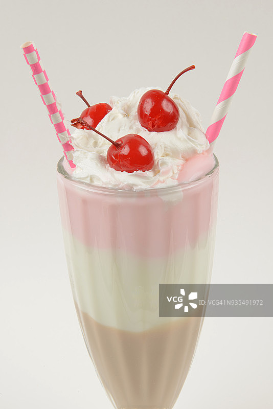巧克力，香草和草莓口味的奶昔-白色背景图片素材