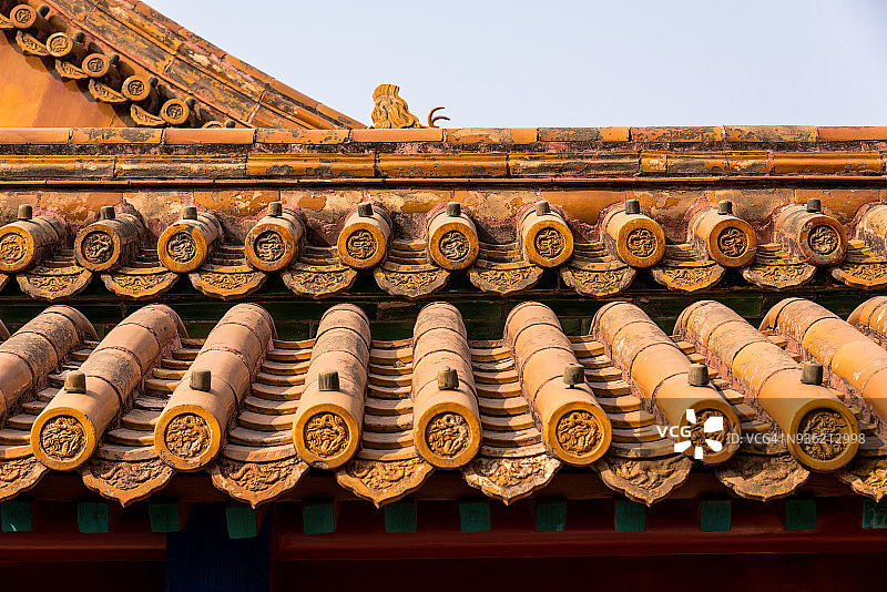 屋顶脊上装饰着传奇动物的形状，紫禁城，中国北京图片素材