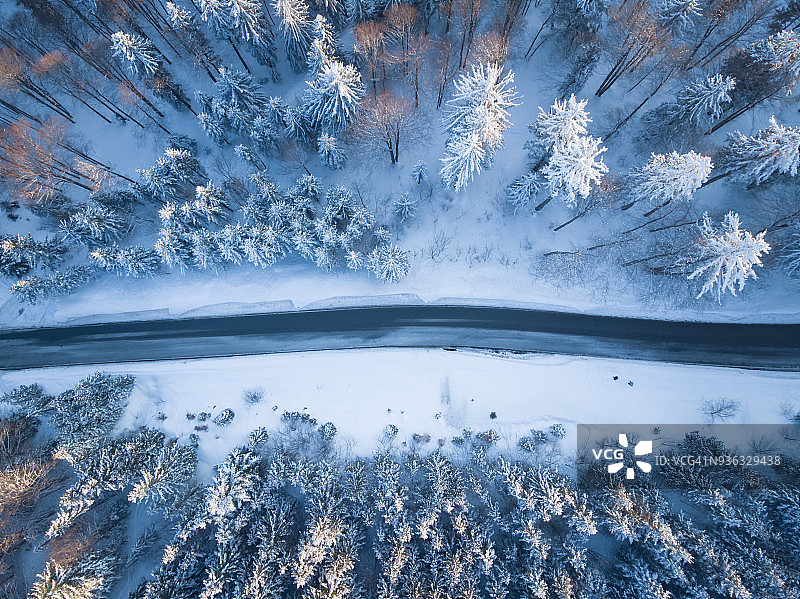 鸟瞰图的道路通过冬季景观，Gaisberg，萨尔茨堡，奥地利图片素材