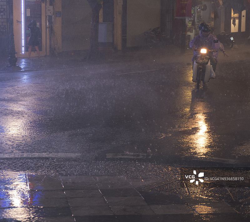 夜雨中的城市街道图片素材