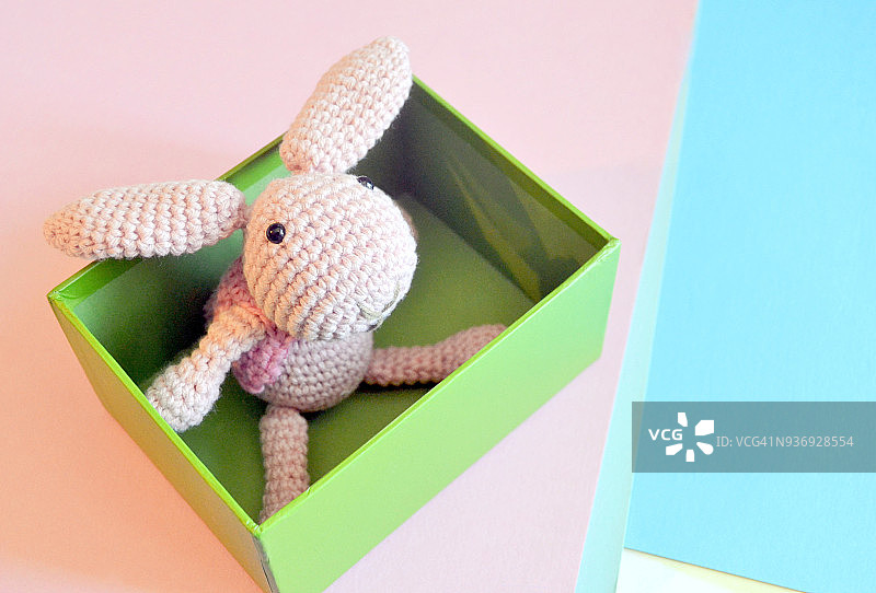 在绿盒子里用钩针编织的兔子图片素材