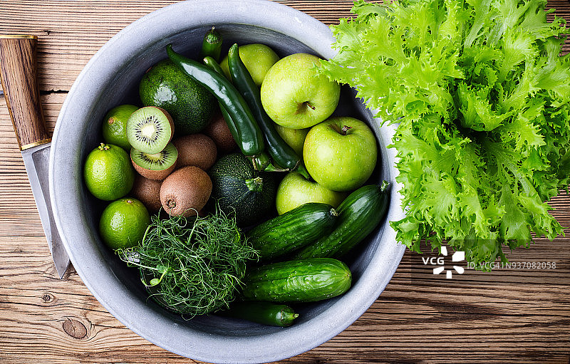 各种绿色蔬菜和水果在农村碗图片素材