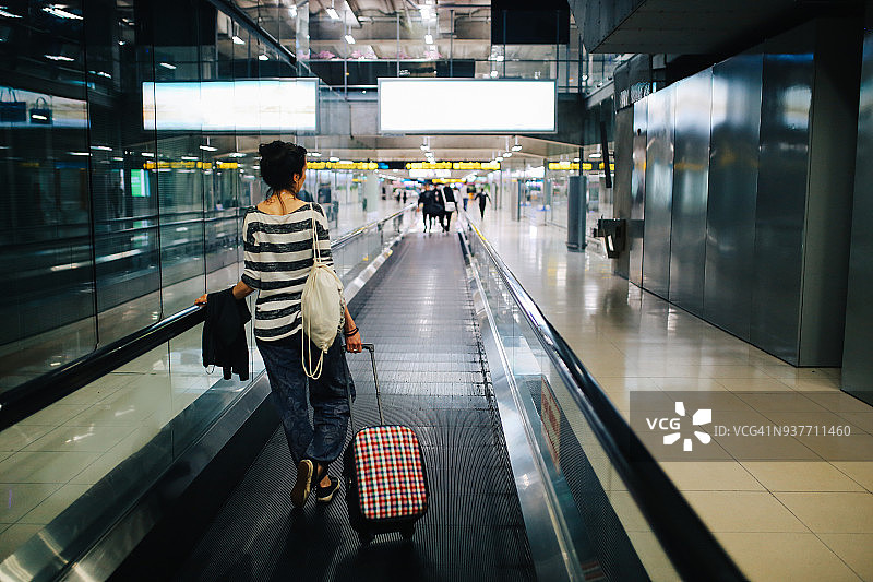 一名独自旅行的年轻女子抵达曼谷机场图片素材