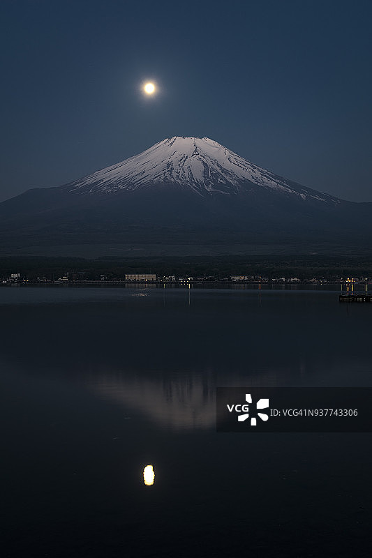 富士山与山中湖映月图片素材