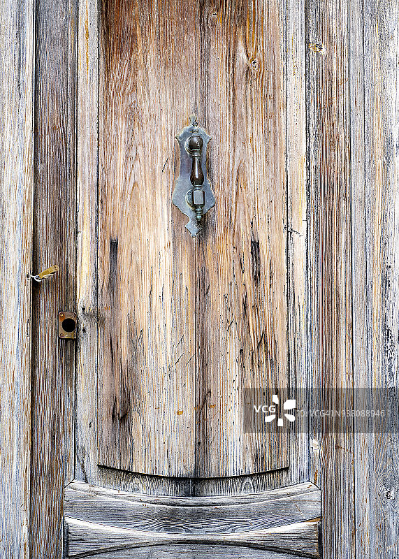 门用古木损坏，在时间与钉子和锁金属生锈。高分辨率的照片。图片素材
