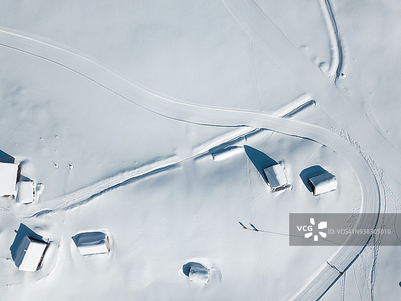 从上面的深雪中俯瞰原木小屋和北欧滑雪道图片素材
