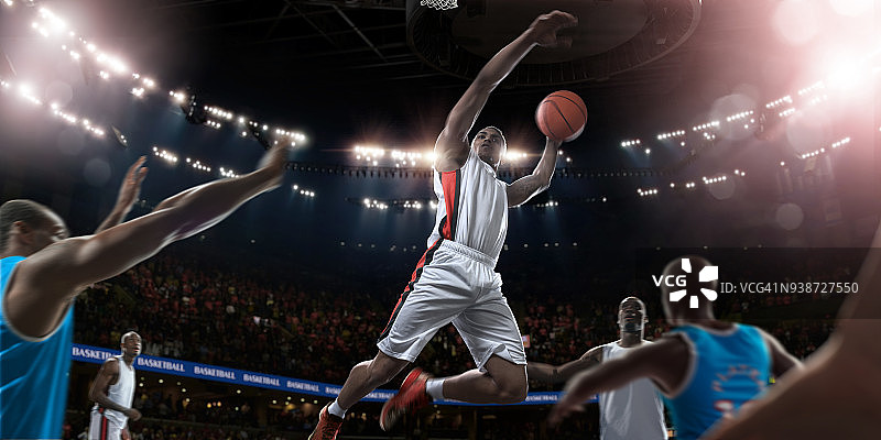 半空中职业篮球运动员即将得分扣篮图片素材
