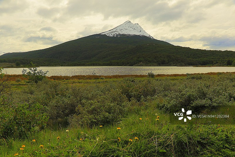 湖和田园诗般的春天安第斯山水景观，乌斯怀亚 - 蒂拉德尔富戈，阿根廷图片素材