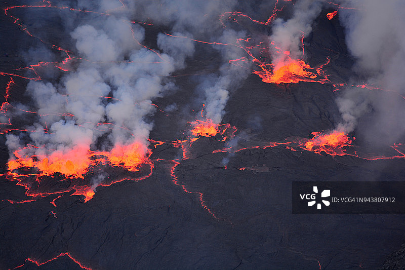 尼拉贡戈火山口内熔岩湖的特写图片素材