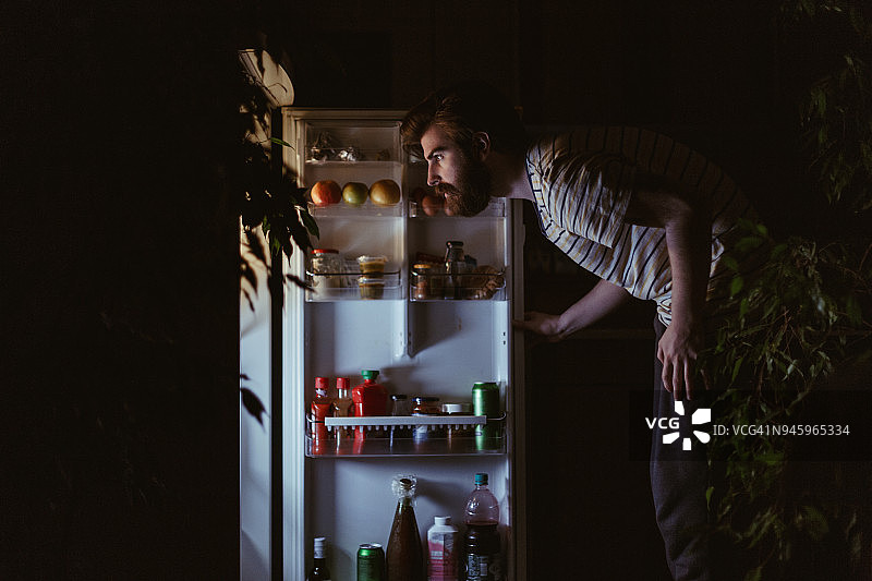 深夜在冰箱里找零食的男人图片素材