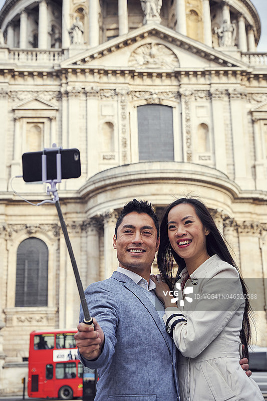一对年轻的日本夫妇在伦敦观光图片素材