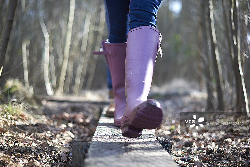 在树林里散步时穿上惠灵顿靴子图片素材