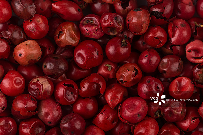 在白色背景上分离的红胡椒种子图片素材