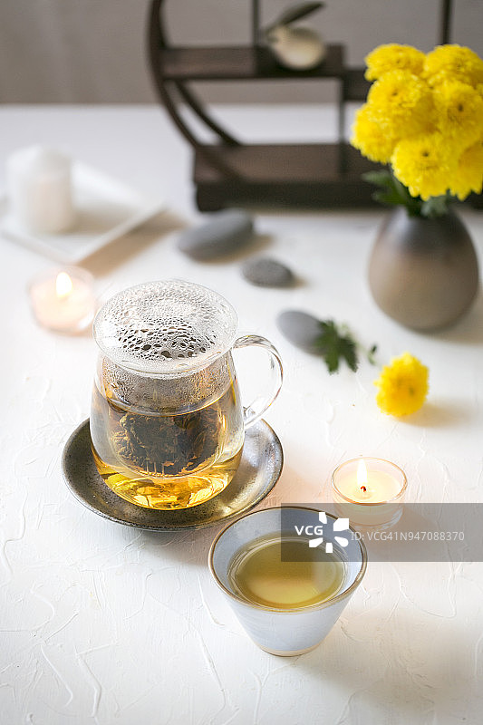 中国绿茶和点心桌上的头等镜头。图片素材