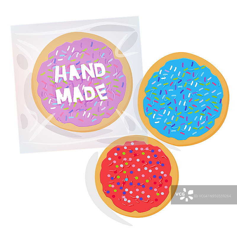 新鲜烤制的曲奇装在透明的塑料包装里，上面点缀着粉红色、紫罗兰色和蓝色的糖霜。白色背景上的明亮颜色。向量图片素材