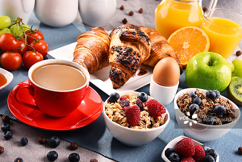 早餐配有咖啡、果汁、牛角面包和水果图片素材