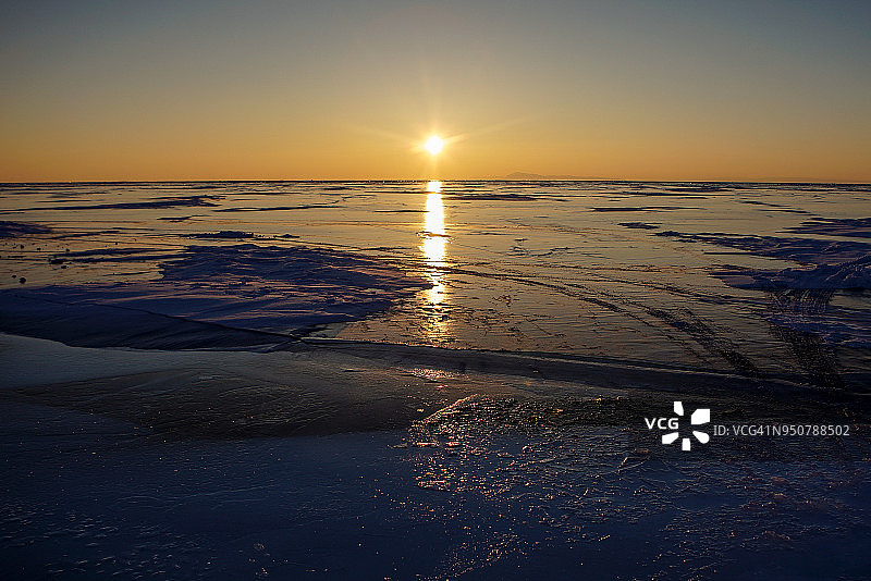 日落时分贝加尔湖结冰图片素材