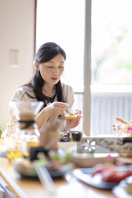 日本妇女在明亮的餐厅午餐图片素材