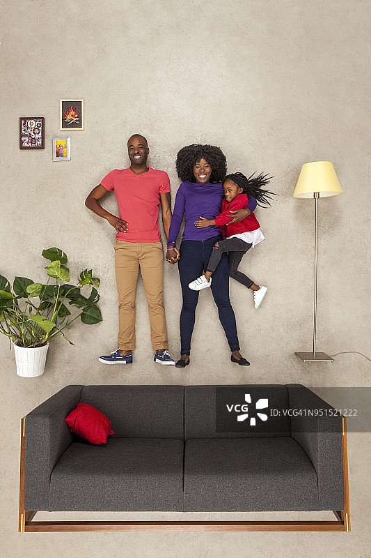 幸福的家庭在沙发上图片素材