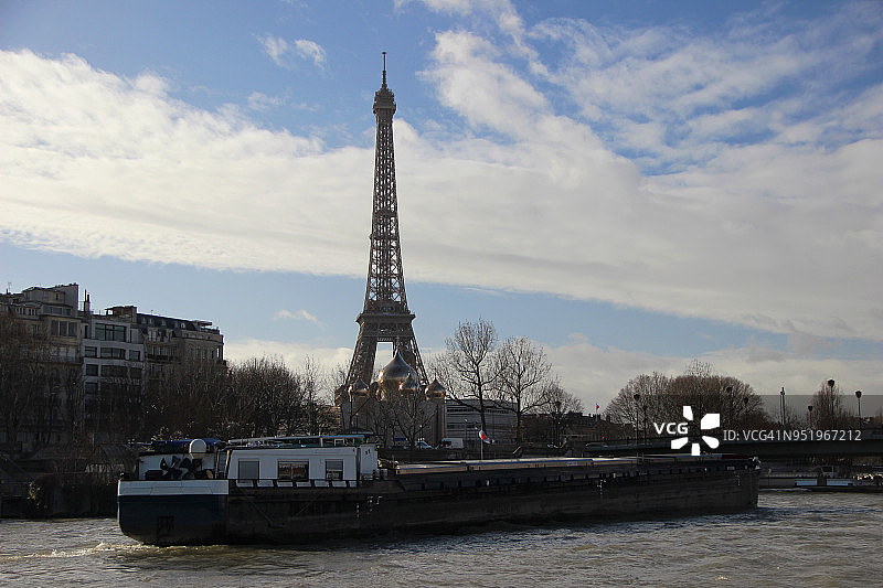 法国，法兰西岛，巴黎，第16区，埃菲尔铁塔城市景观与洋葱圆顶的俄罗斯东正教大教堂图片素材