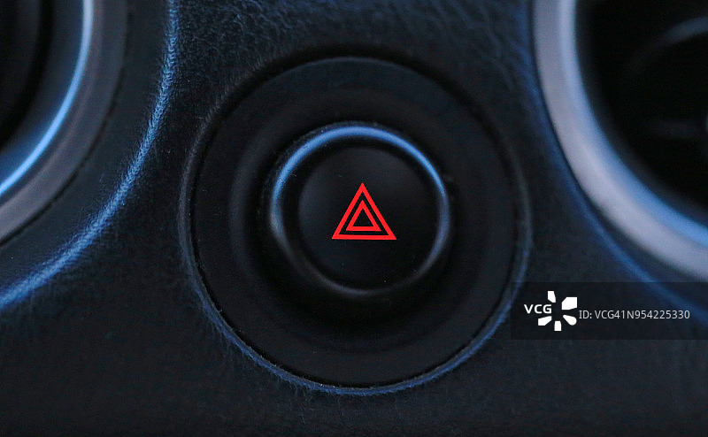 一个按钮的特写，用于控制车辆外部危险灯图片素材