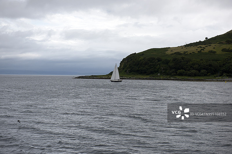 苏格兰阿兰岛洛克兰扎的一艘帆船图片素材