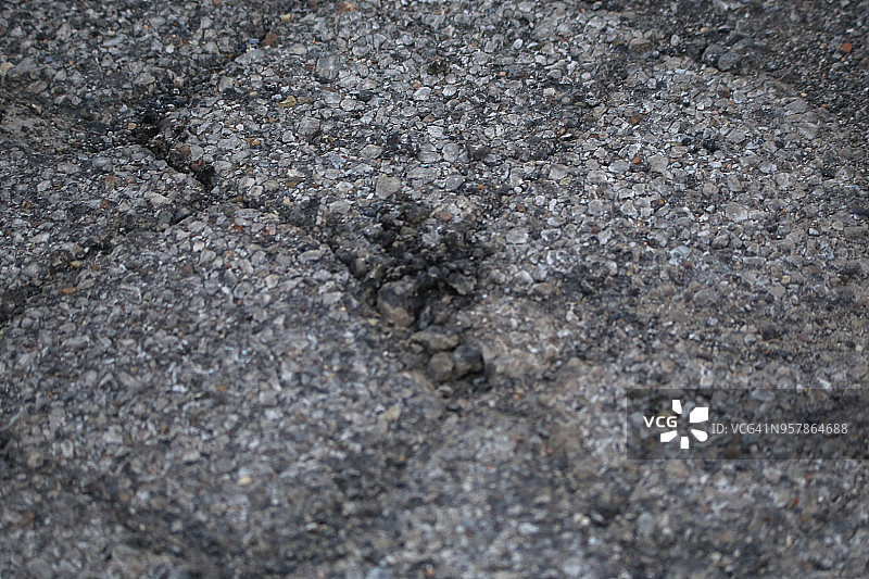 柏油路上的坑洞和碎片图片素材
