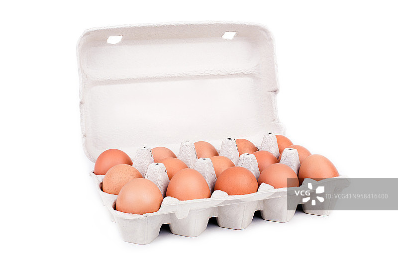 鸡蛋在硬纸板包装孤立在白色背景图片素材