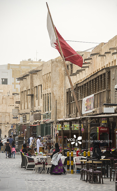 卡塔尔，多哈，人们在老城的瓦基夫市场休息图片素材