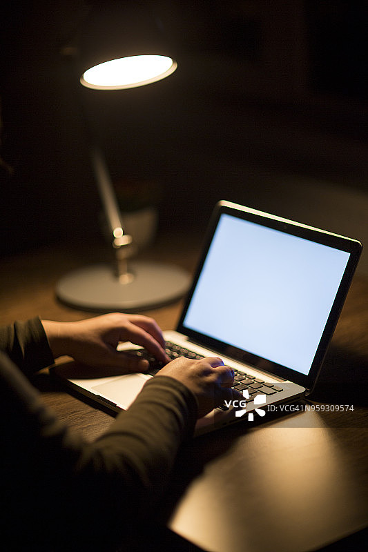 一个深夜用笔记本电脑的女人图片素材