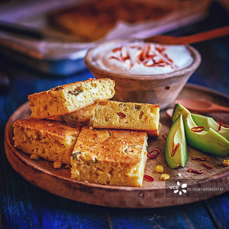 墨西哥玉米面包，新鲜玉米，墨西哥辣椒和哈里萨酸奶图片素材