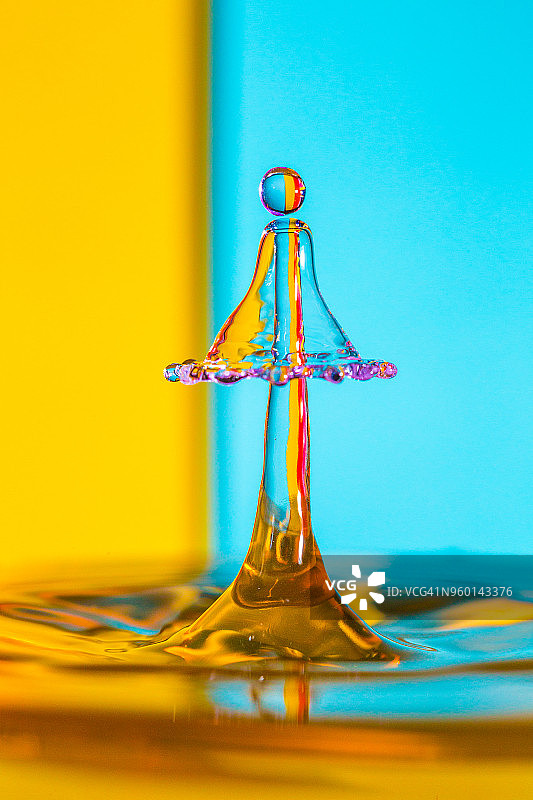 水滴在蓝色和黄色条纹的背景图片素材