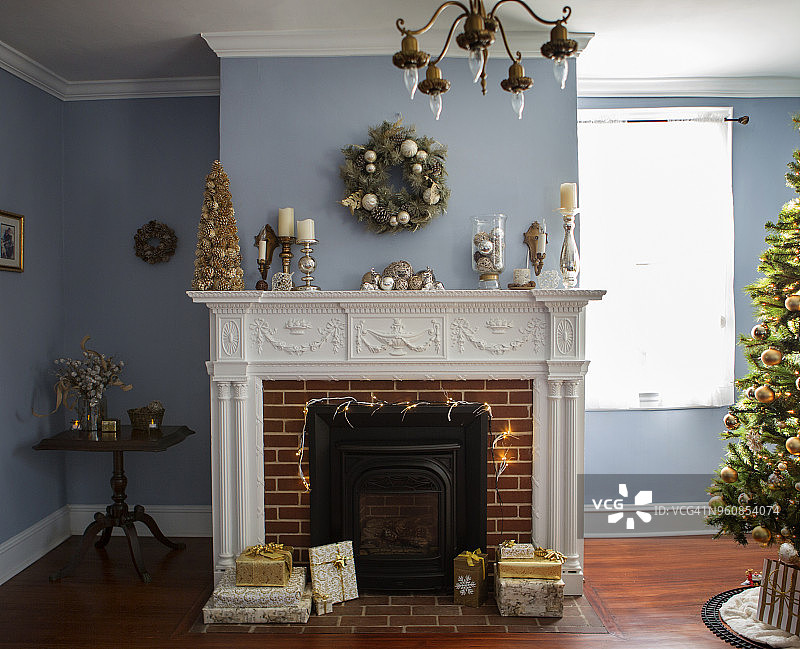 壁炉旁装饰的圣诞树图片素材