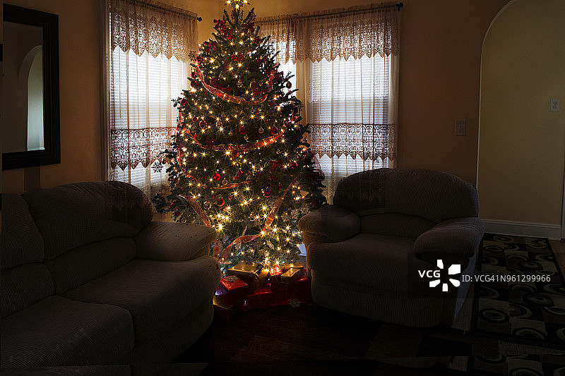 装饰圣诞树在家里图片素材