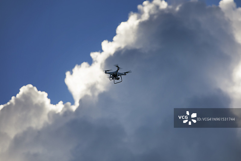 低角度的四轴飞行器对多云的天空图片素材