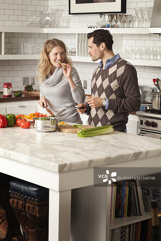 夫妇俩在厨房切菜图片素材