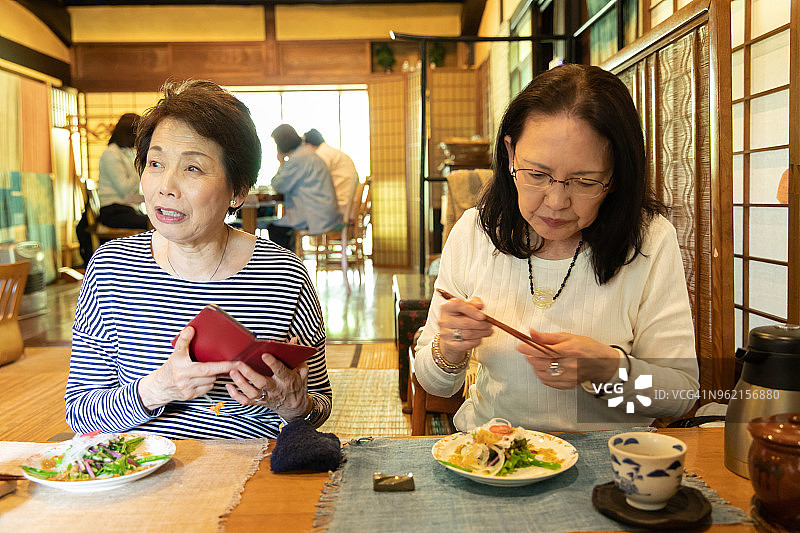 2名老年妇女一起享用晚餐图片素材