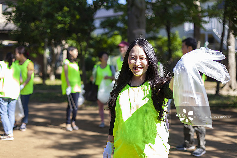 女志愿者在东京公园的肖像图片素材
