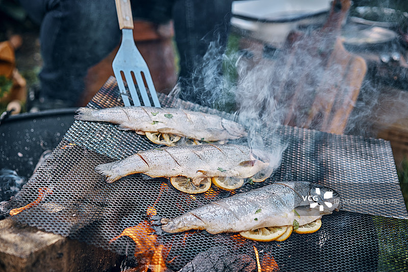 在露天篝火上准备烹饪的鱼图片素材