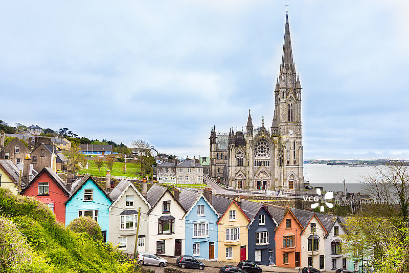爱尔兰科夫的大教堂和彩色房屋图片素材