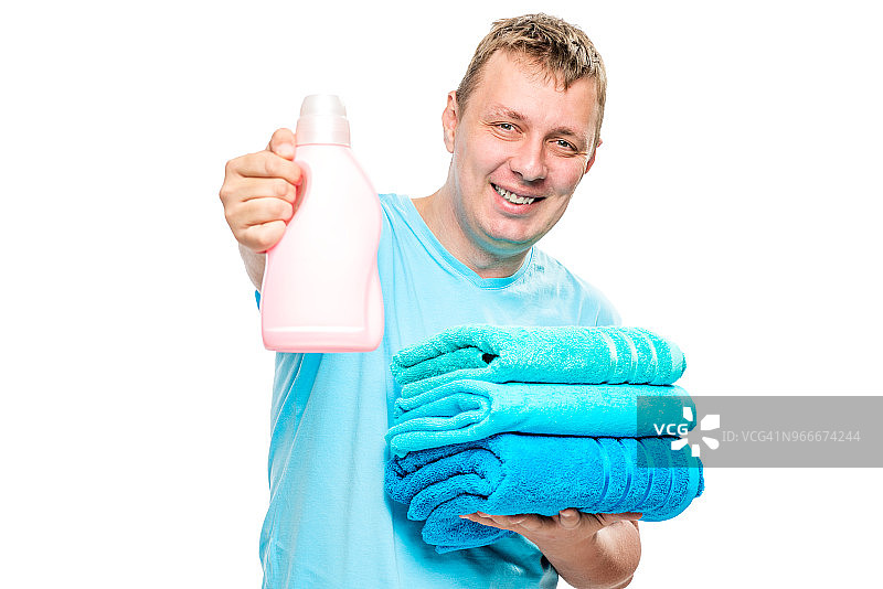 快乐的家庭主妇有干净的毛巾和在白色背景上洗衣服的凝胶图片素材