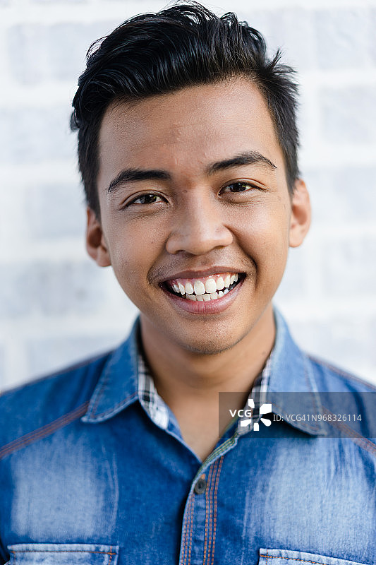 快乐的亚洲年轻人的肖像。图片素材