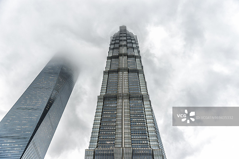 雾中的上海地标低角度视图图片素材