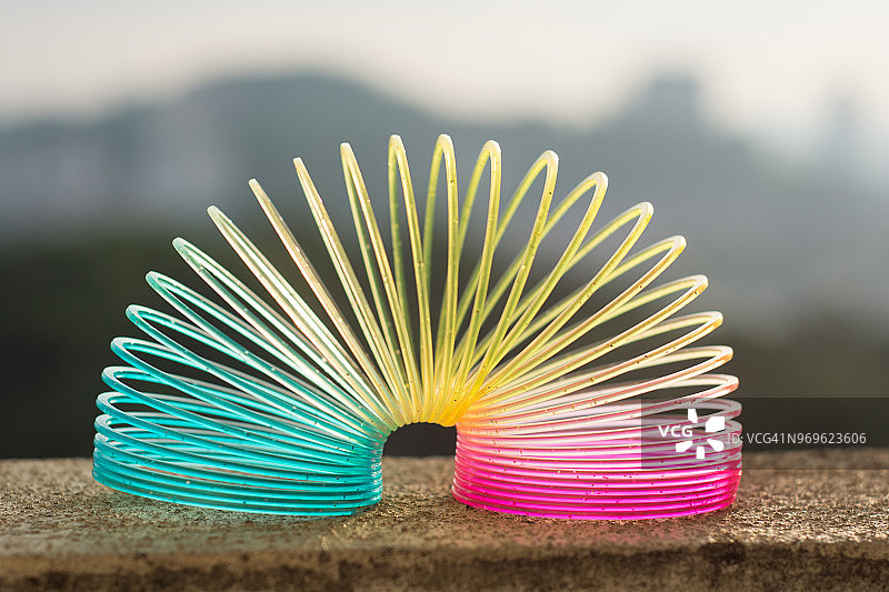 彩虹色的电线螺旋玩具在白色的背景。图片素材