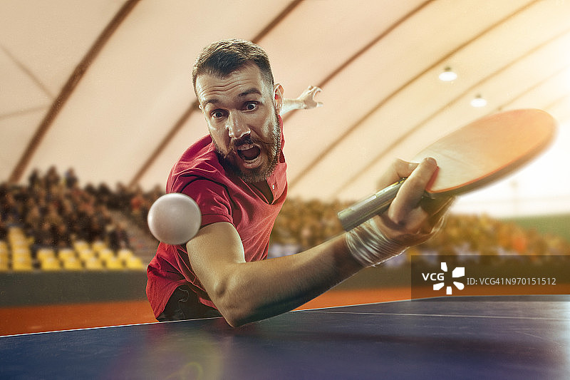 乒乓球运动员在发球图片素材