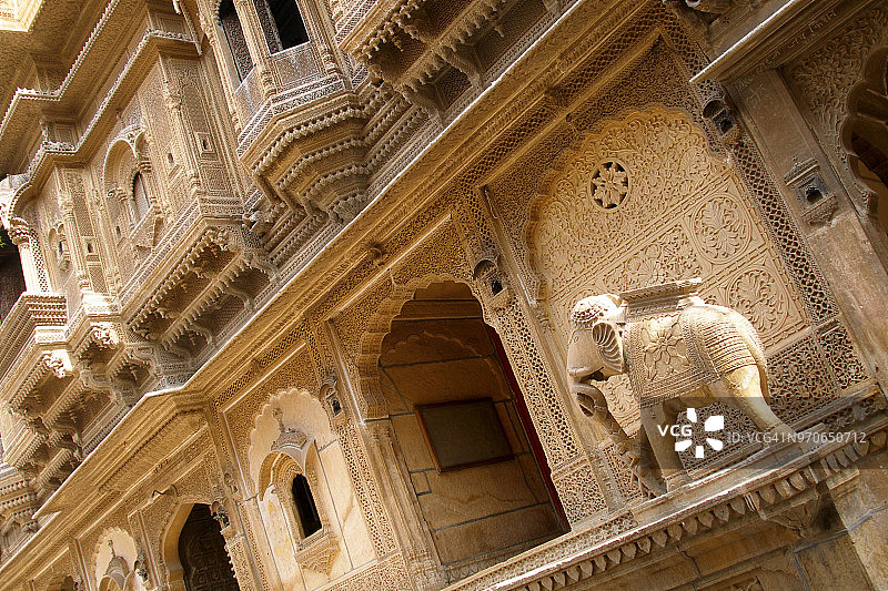 Haveli，传统的联排别墅或大厦，有着复杂华丽的砂岩雕刻，贾伊萨尔默，印度图片素材
