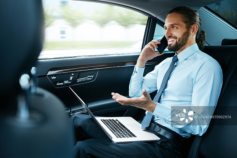 一个上班时开车打电话的商人图片素材