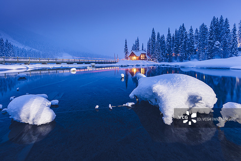 冬季湖滨的一种小型度假旅馆图片素材