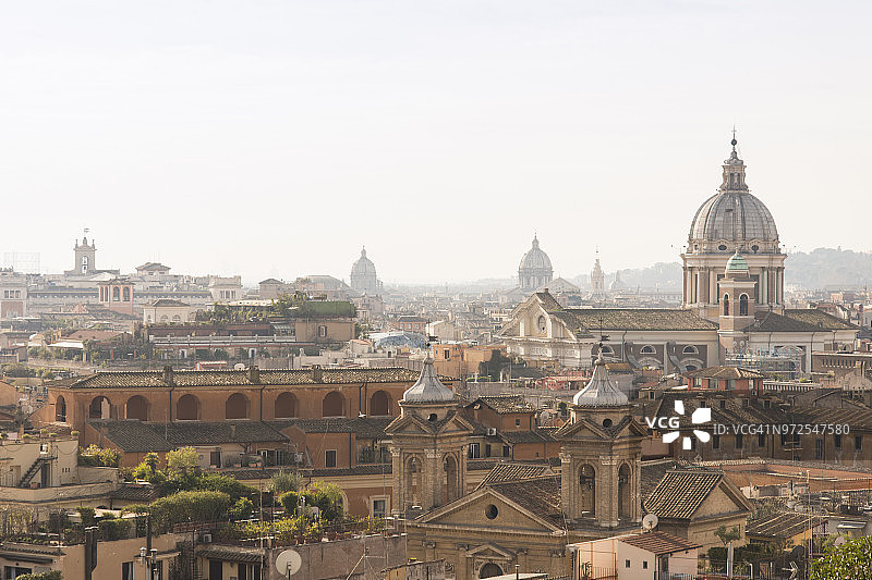 在晴朗的日子里俯瞰罗马城图片素材